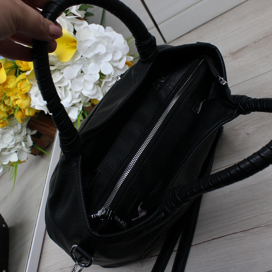 Жіноча сумка-мішок чорна з еко-шкіри для документів та ноутбука