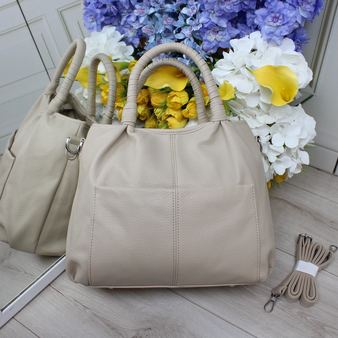 Елегантна сумка-мішок бежового кольору з еко-шкіри для статусного образу