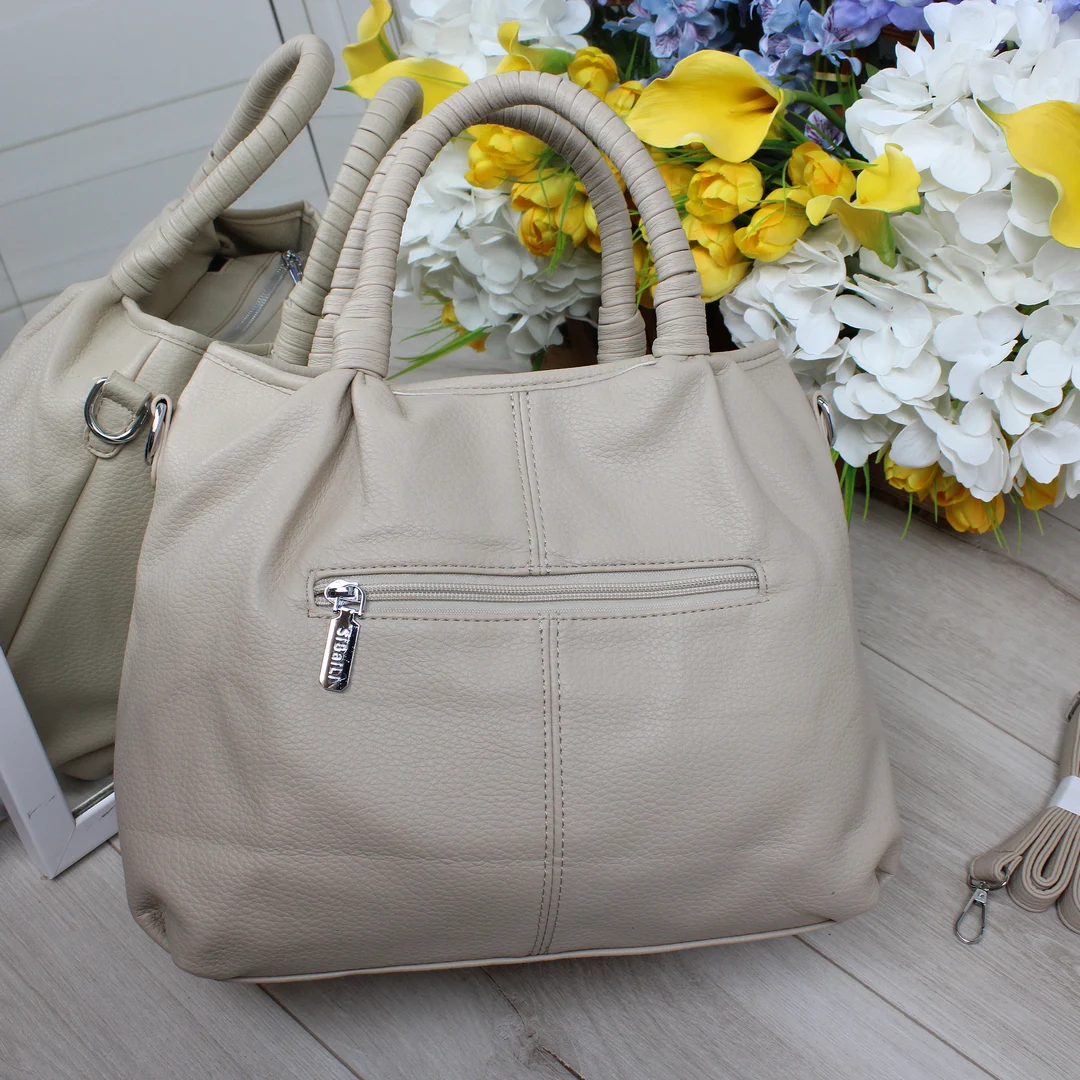 Елегантна сумка-мішок бежового кольору з еко-шкіри для статусного образу