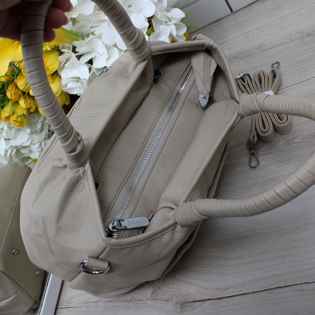 Елегантна сумка-мішок бежового кольору з еко-шкіри для статусного образу