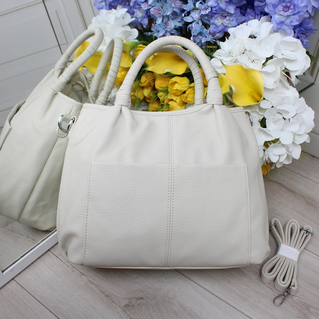 Жіноча сумка-мішок молочного кольору з еко-шкіри для контент-мейкерок