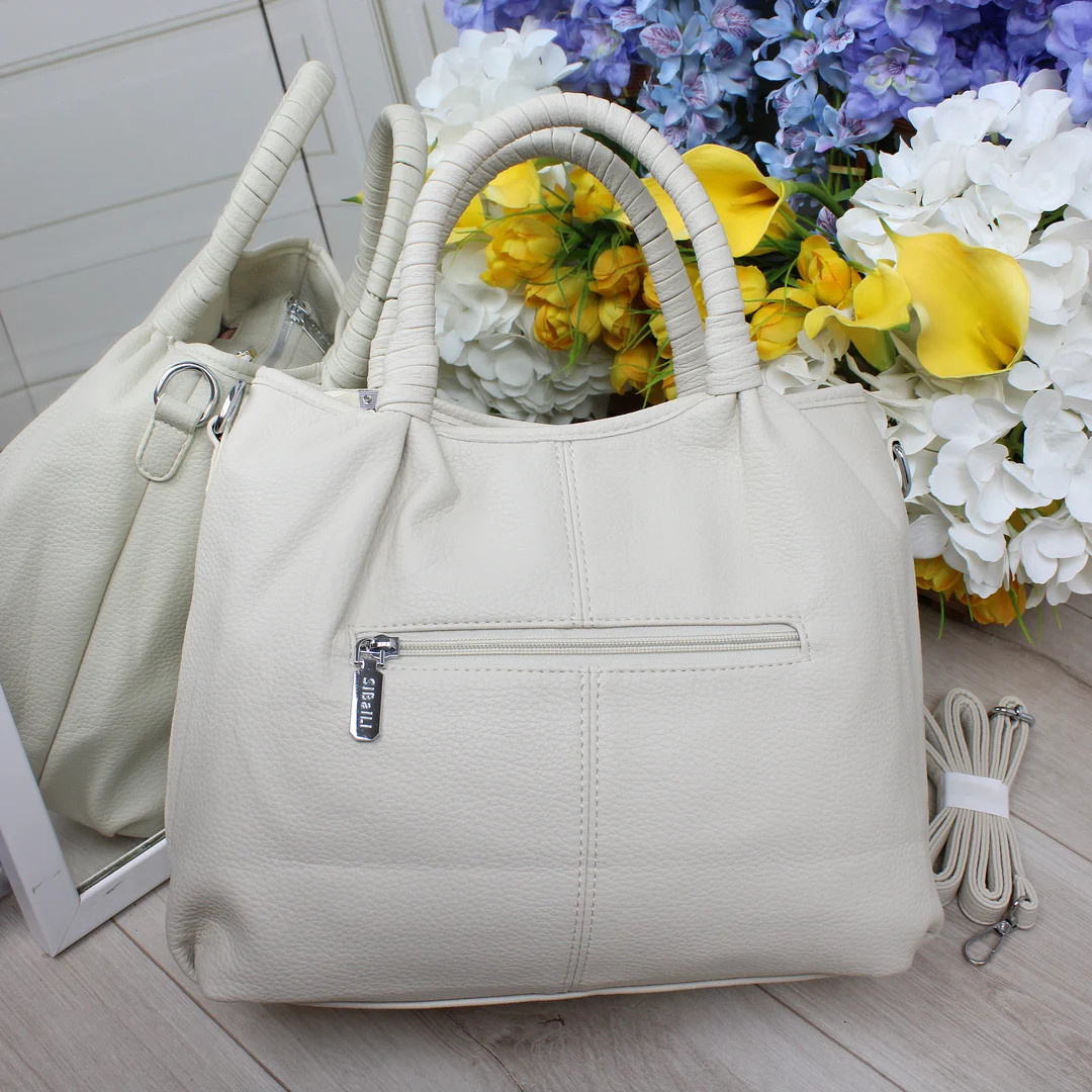 Жіноча сумка-мішок молочного кольору з еко-шкіри для контент-мейкерок