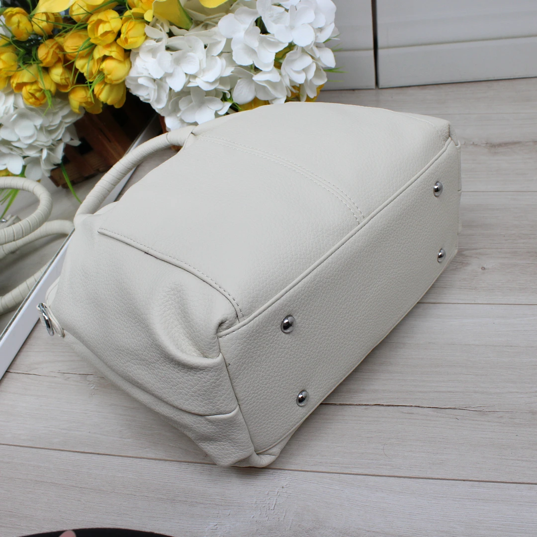 Жіноча сумка-мішок молочного кольору з еко-шкіри для контент-мейкерок