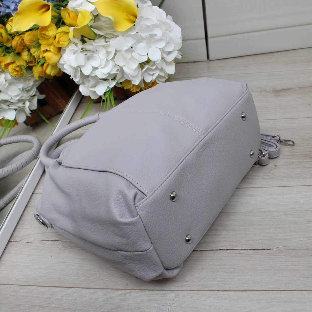 Жіноча сумка-мішок сіра з еко-шкіри для мінімалістичного гардеробу