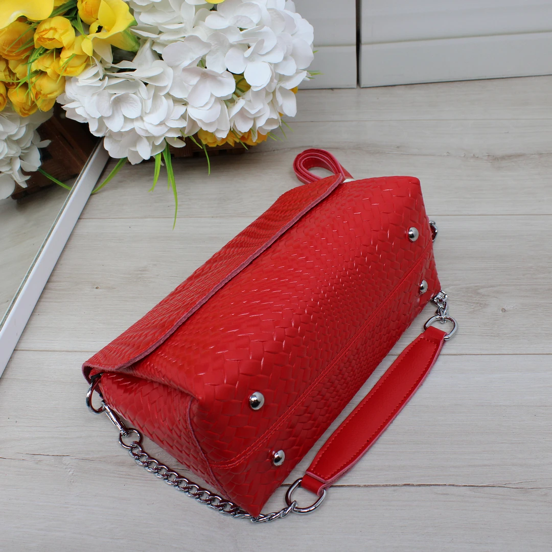 Жіноча червона сумка крос-боді для сміливих та яскравих