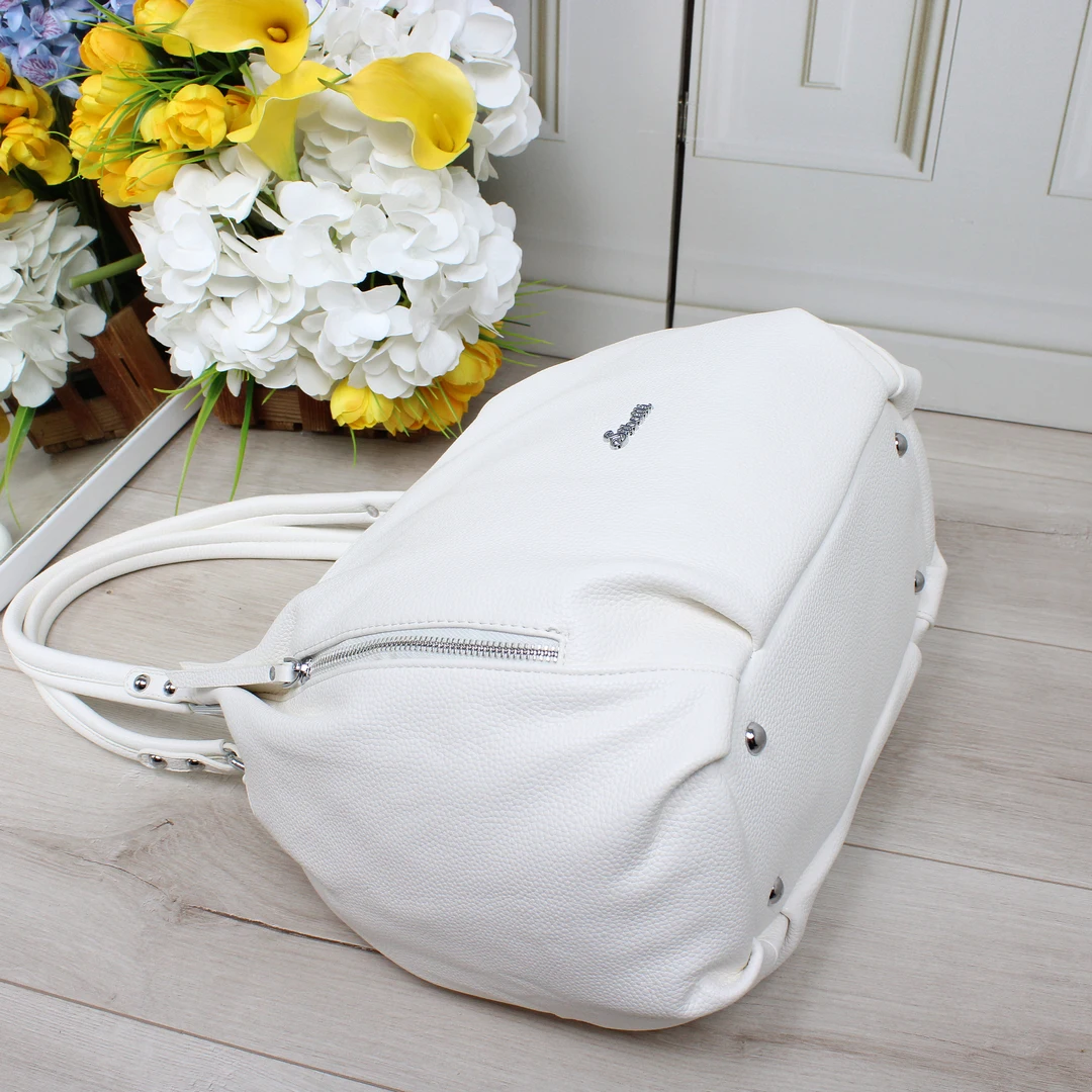 Елегантна сумка-мішок біла з еко-шкіри для літнього гардеробу