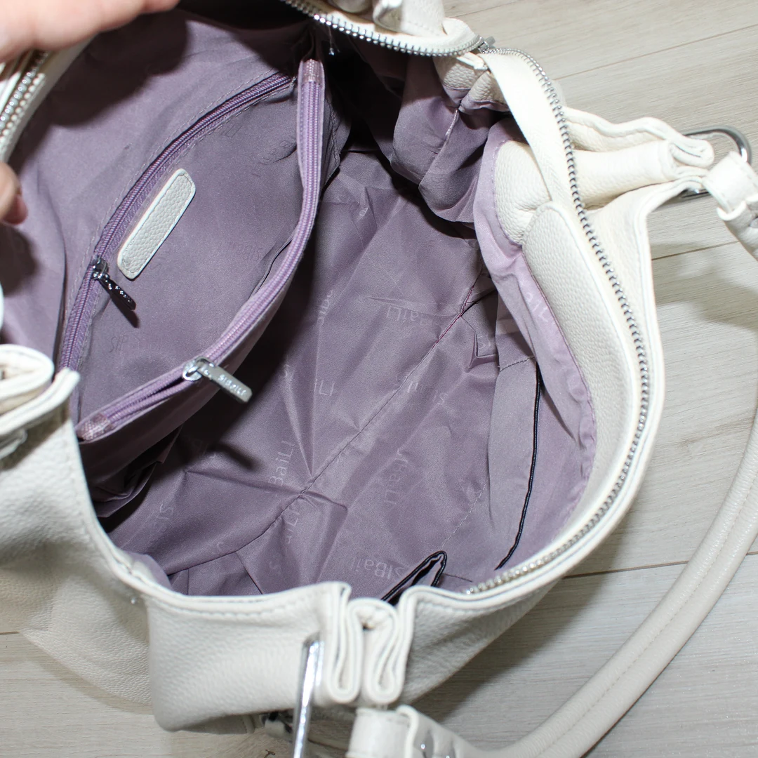 Жіноча сумка-мішок молочна з еко-шкіри для контент-мейкерок