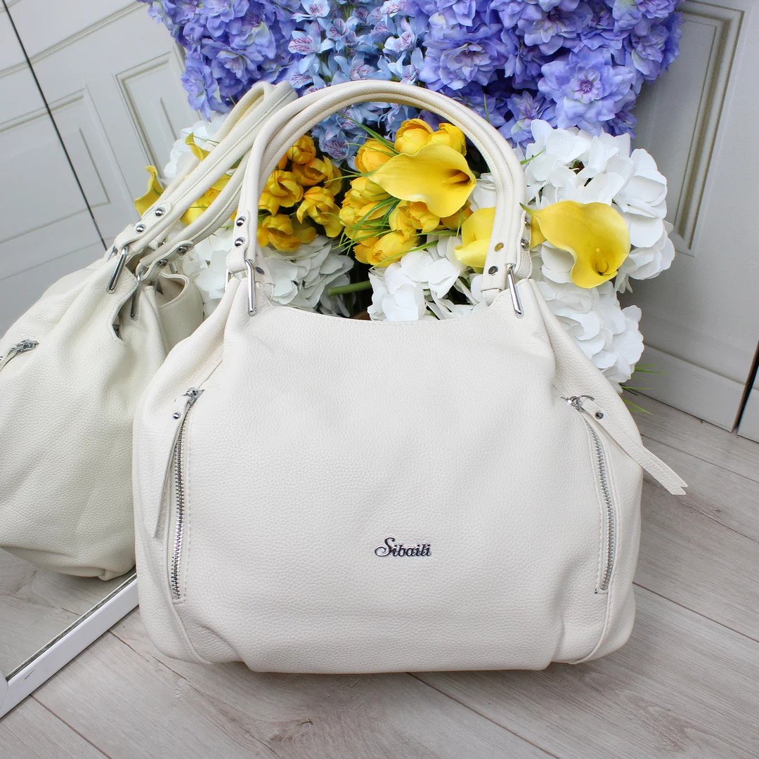 Жіноча сумка-мішок молочна з еко-шкіри для контент-мейкерок