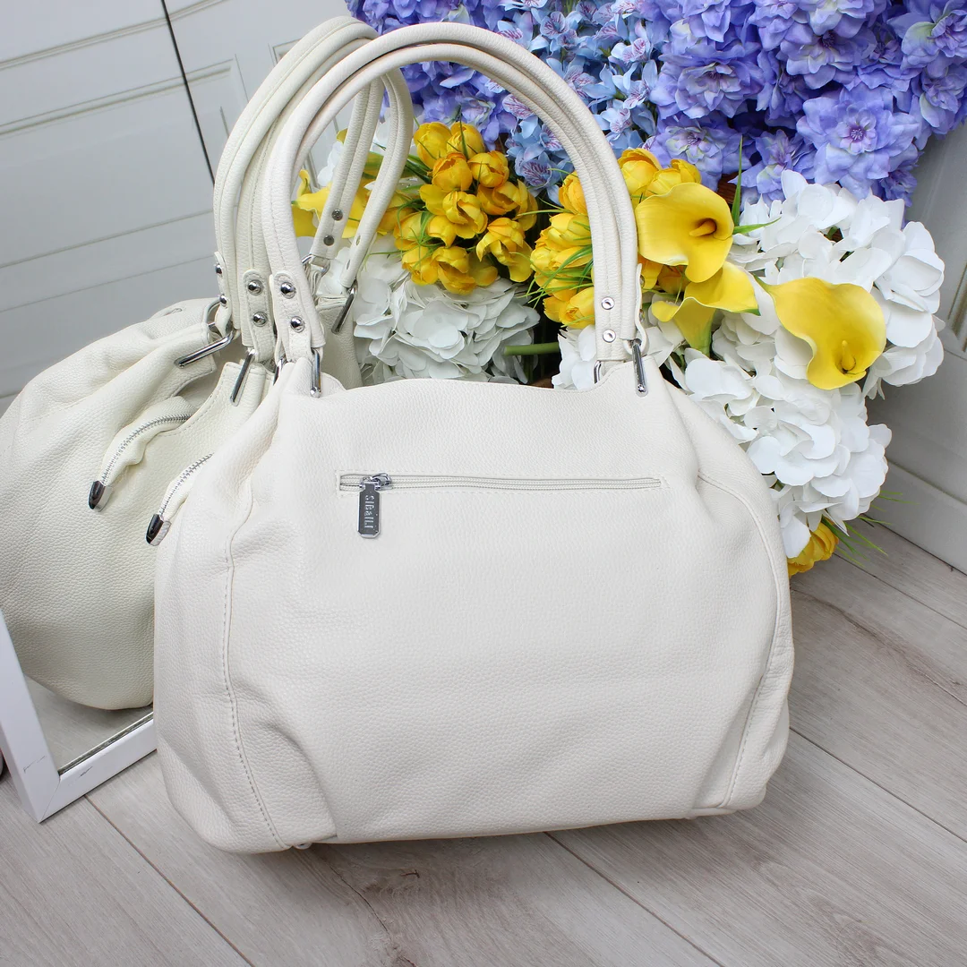 Жіноча сумка-мішок молочна з еко-шкіри для контент-мейкерок