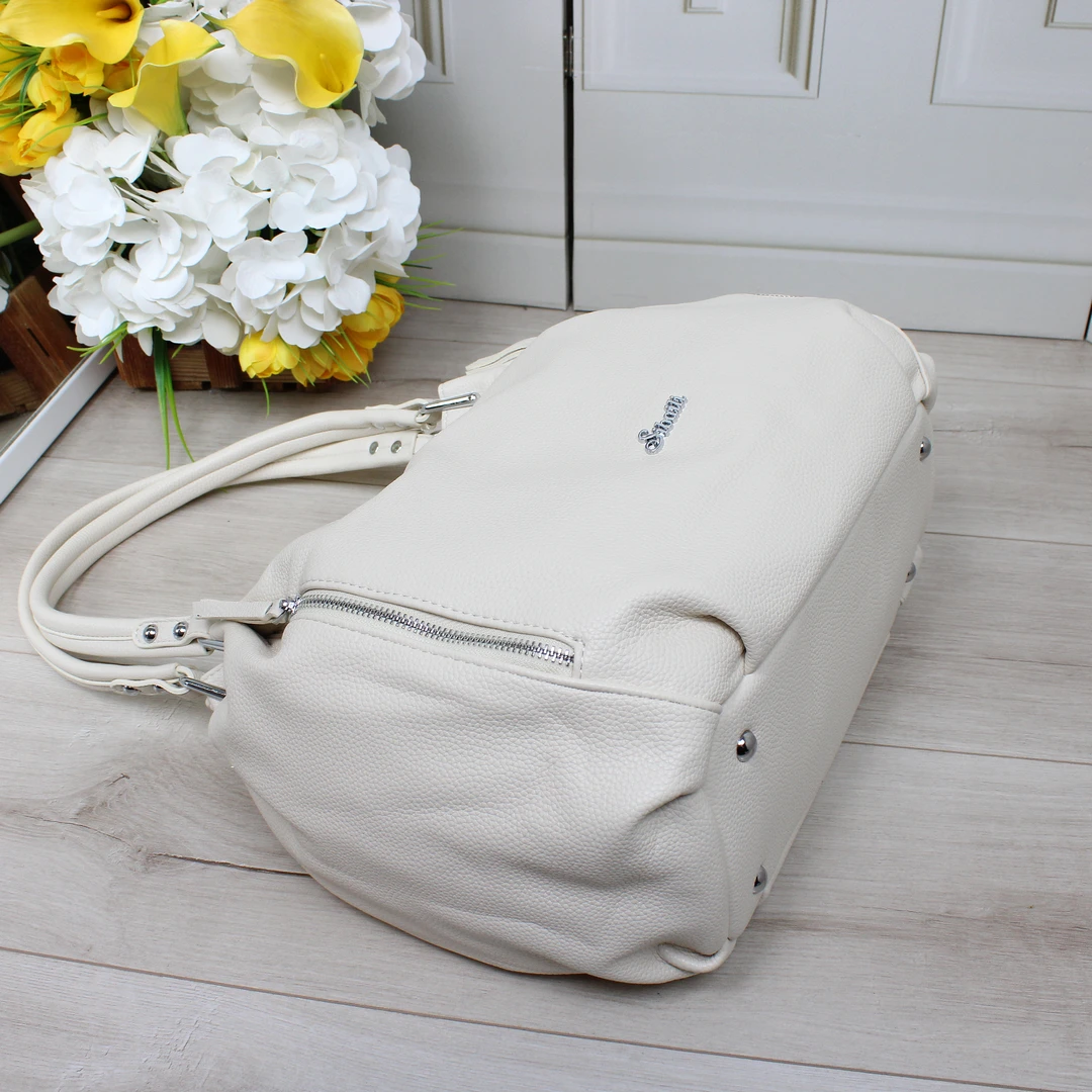 Жіноча сумка-мішок молочна з еко-шкіри для контент-мейкерок