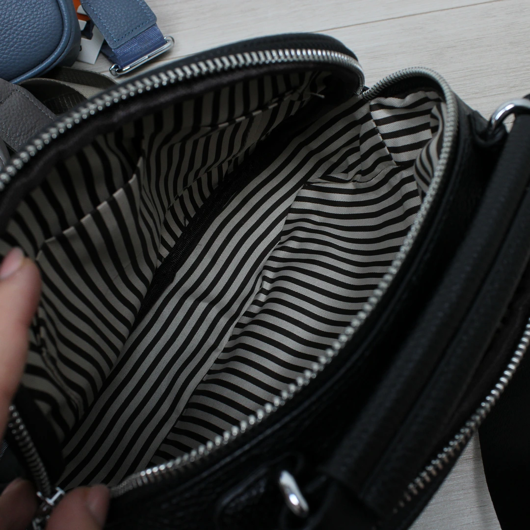 Жіноча чорна сумка крос-боді зі шкіри для медичних працівників