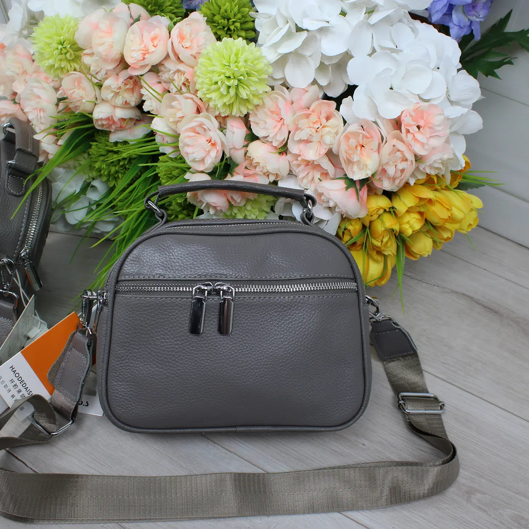 Сіра сумка крос-боді зі шкіри для роботи в коворкінгу