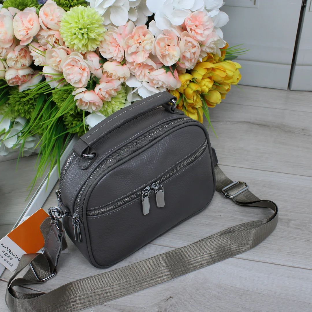 Сіра сумка крос-боді зі шкіри для роботи в коворкінгу