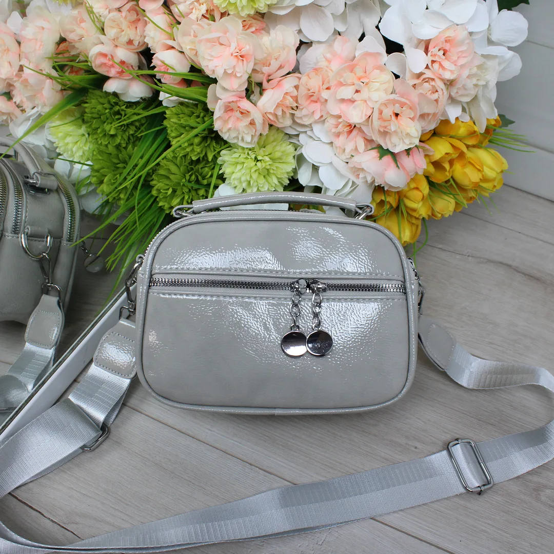 Сіра лакована сумка крос-боді для мінімалістичного стилю