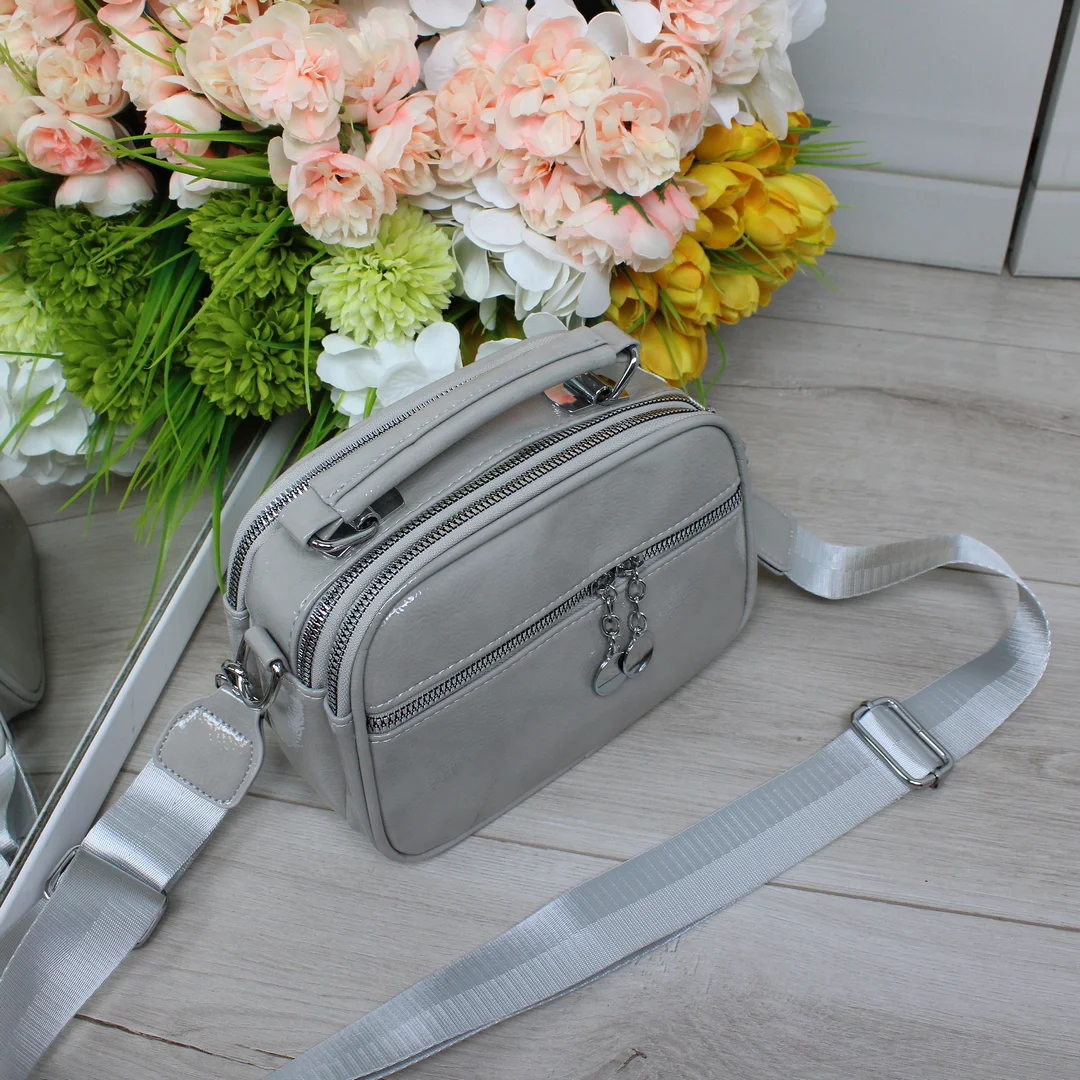 Сіра лакована сумка крос-боді для мінімалістичного стилю
