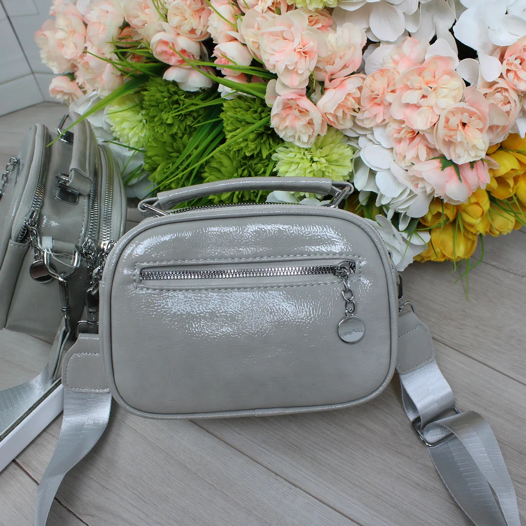 Сіра лакована сумка крос-боді для мінімалістичного стилю