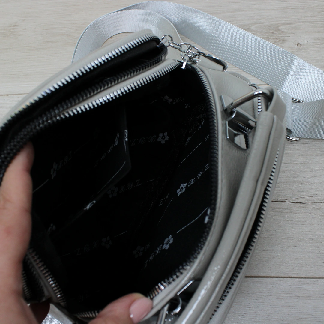 Сіра лакована сумка крос-боді для мінімалістичного стилю