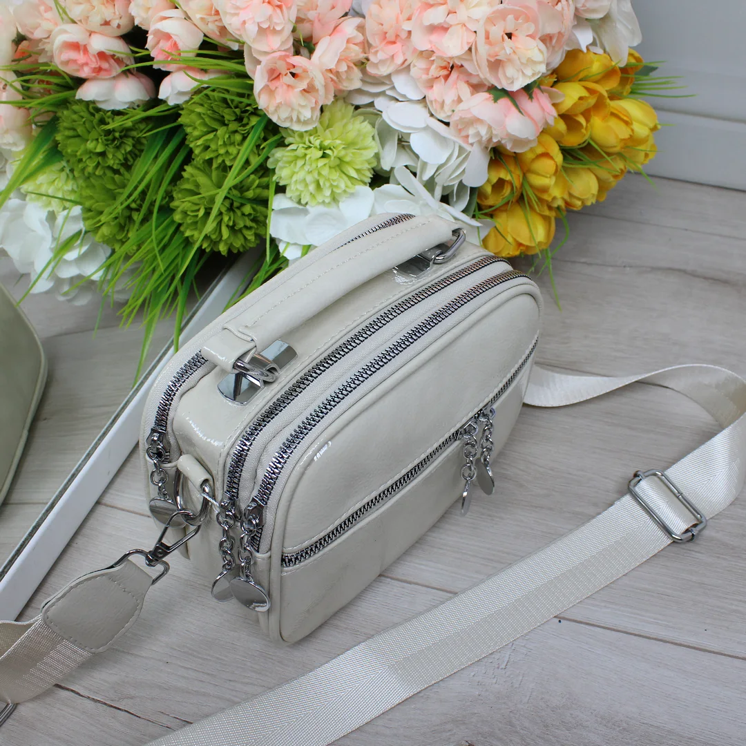 Бежева лакована сумка крос-боді для педагогічної практики