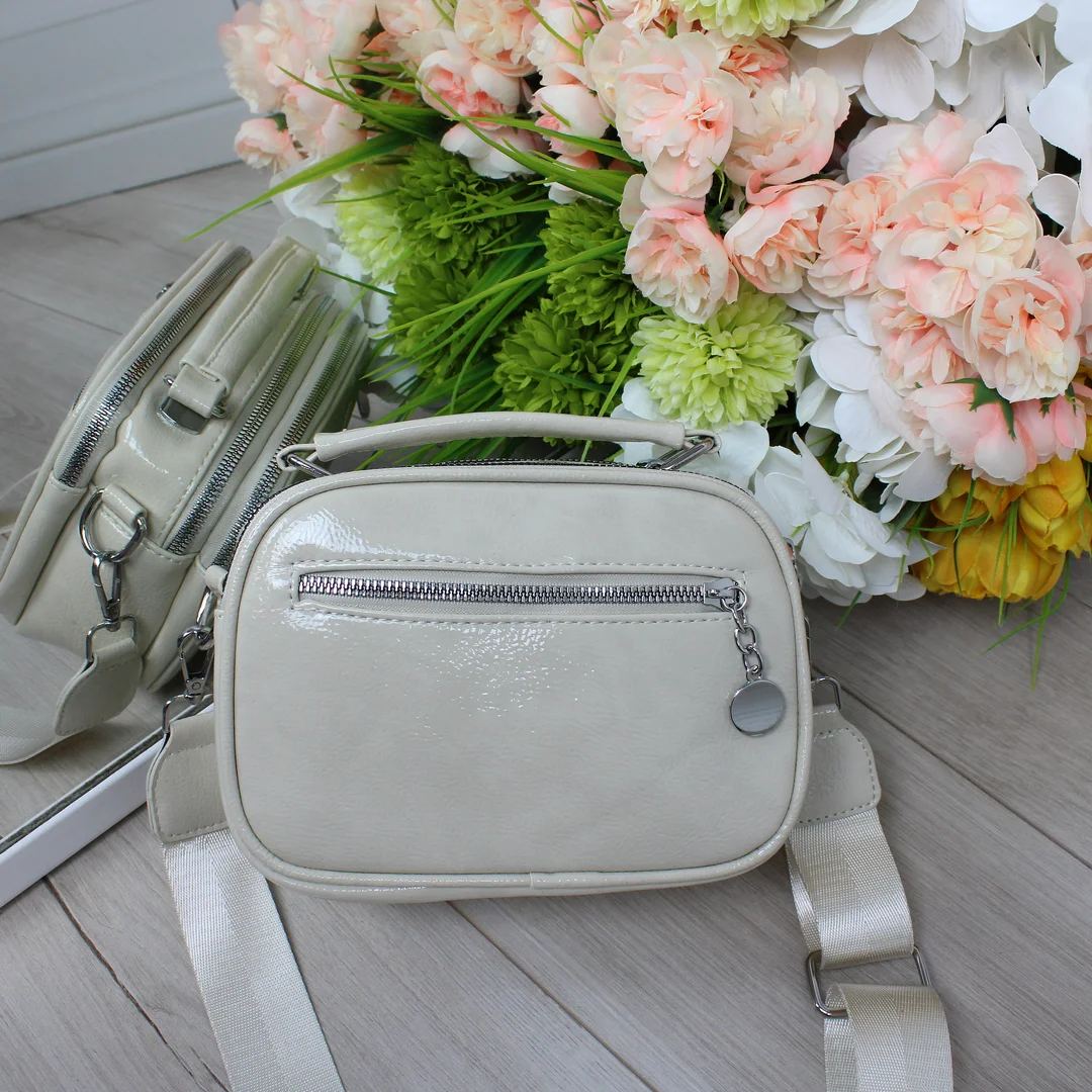 Бежева лакована сумка крос-боді для педагогічної практики