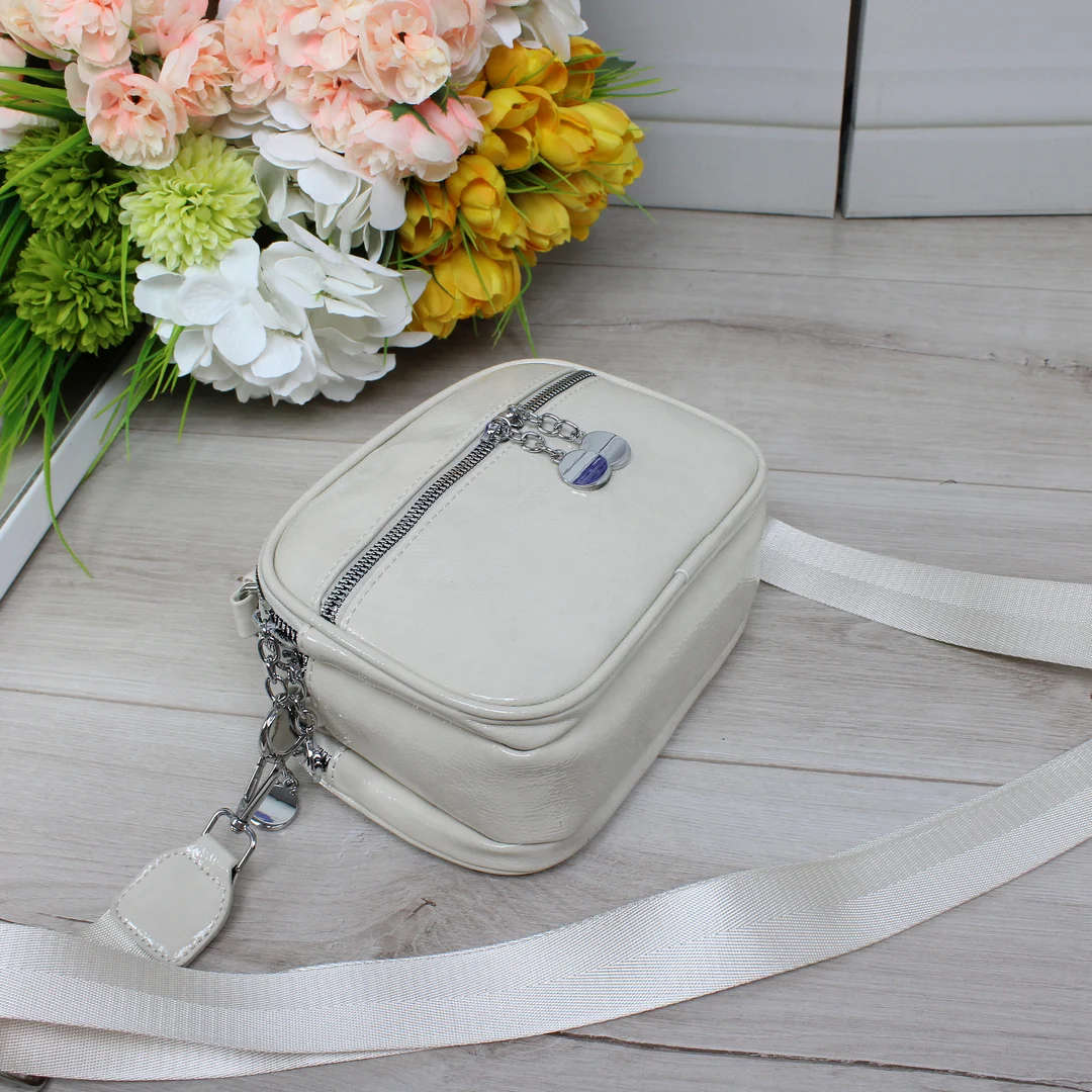 Бежева лакована сумка крос-боді для педагогічної практики