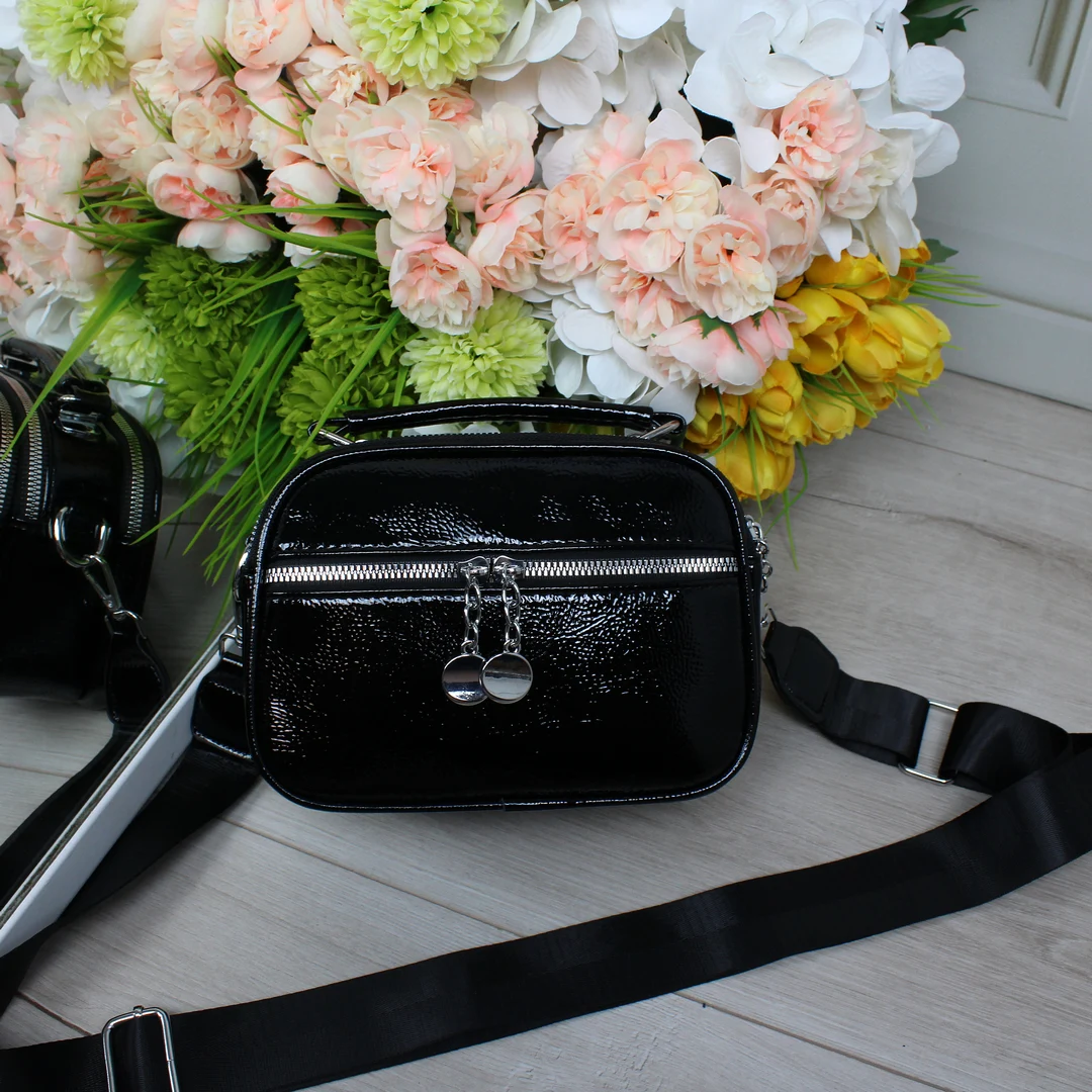 Чорна лакована сумка крос-боді для мобільних фахівців