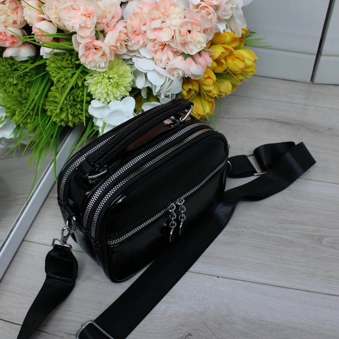 Чорна лакована сумка крос-боді для мобільних фахівців