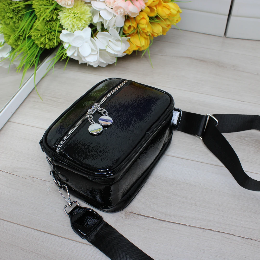 Чорна лакована сумка крос-боді для мобільних фахівців