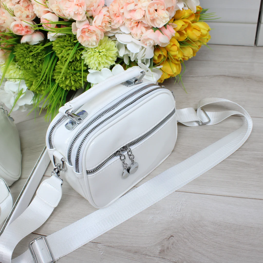 Біла лакована сумка крос-боді з еко-шкіри для вишуканих образів