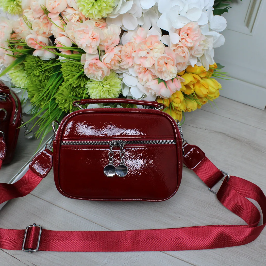 Червона лакована сумка крос-боді для ефективних презентацій