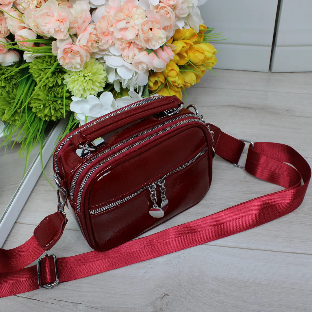 Червона лакована сумка крос-боді для ефективних презентацій