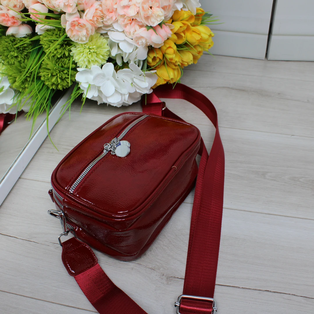 Червона лакована сумка крос-боді для ефективних презентацій
