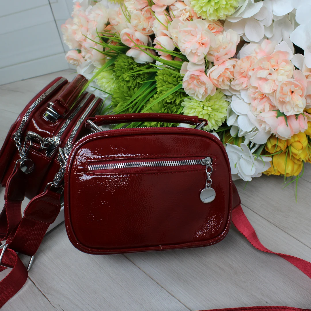 Червона лакована сумка крос-боді для ефективних презентацій