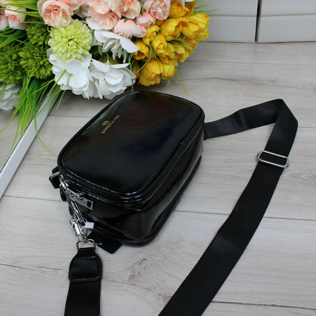 Жіноча чорна лакова сумка крос-боді для ділових зустрічей