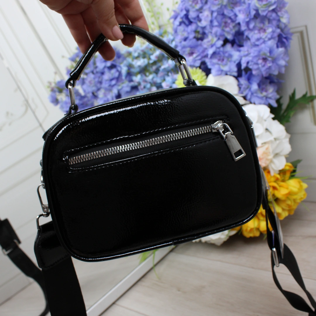 Жіноча чорна лакова сумка крос-боді для ділових зустрічей