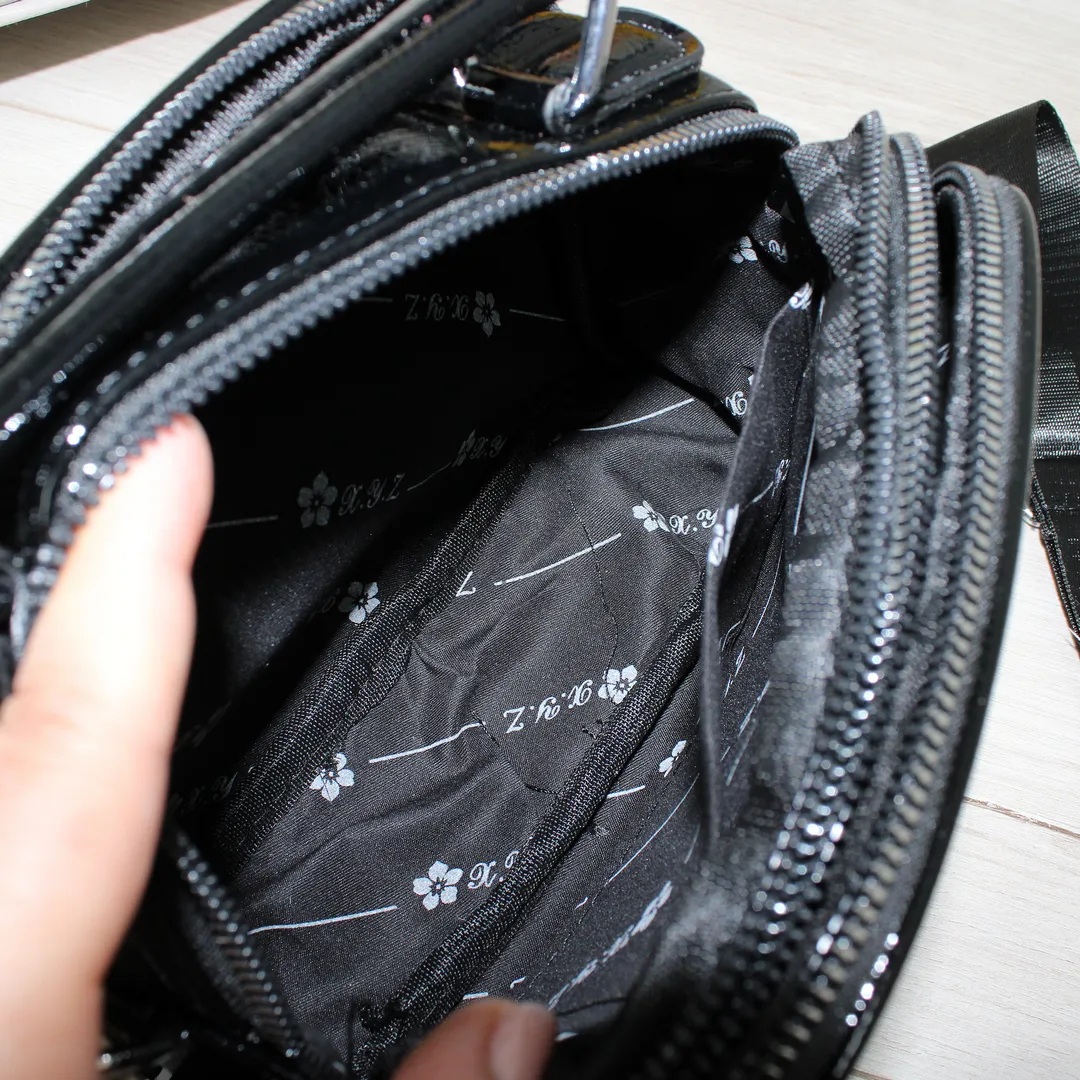 Жіноча чорна лакова сумка крос-боді для ділових зустрічей