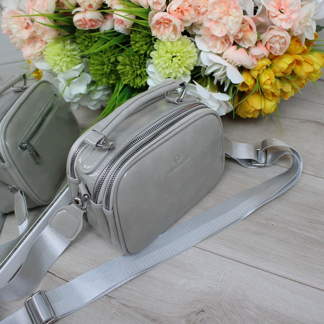 Сіра лакована сумка крос-боді для мобільного способу життя