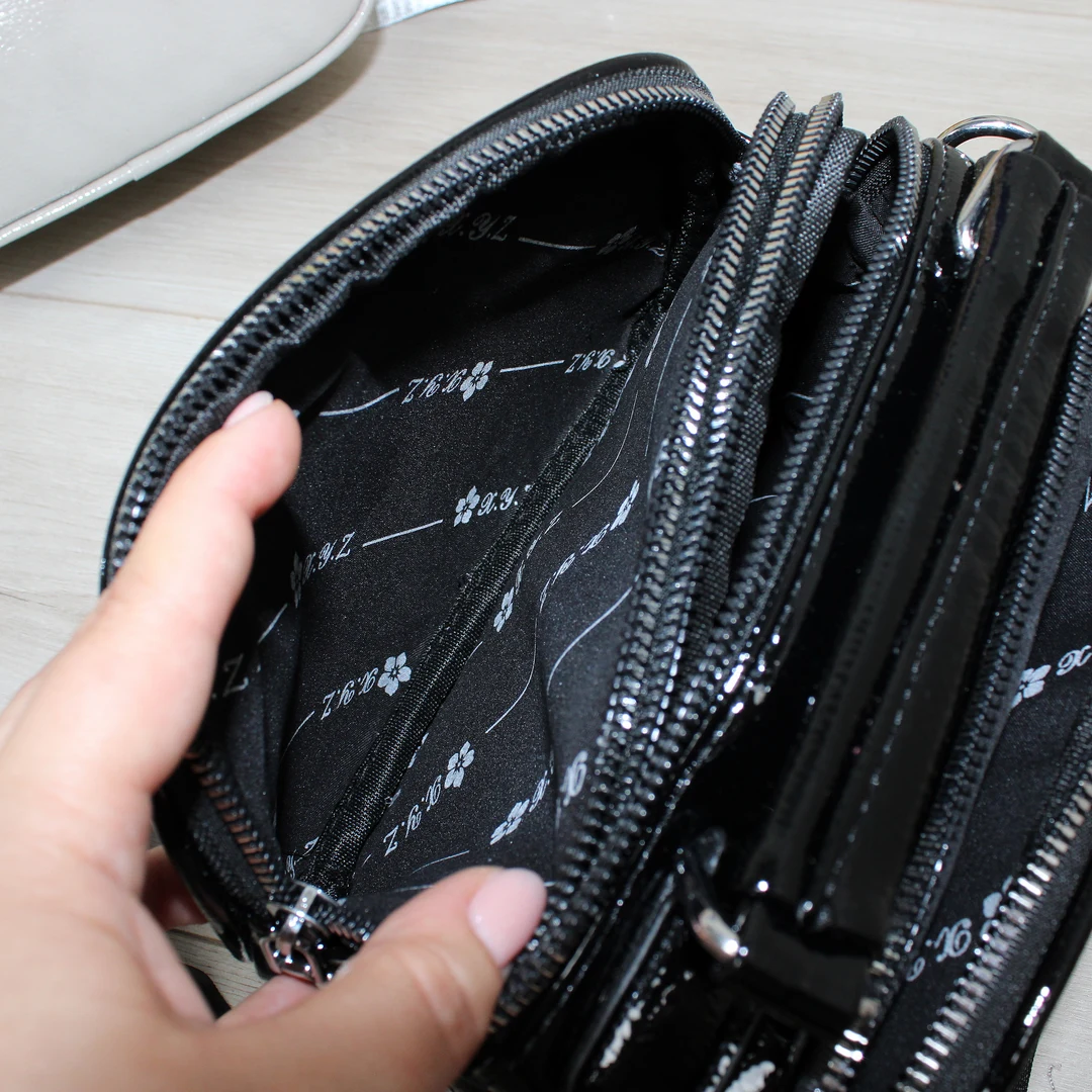 Сіра лакована сумка крос-боді для мобільного способу життя