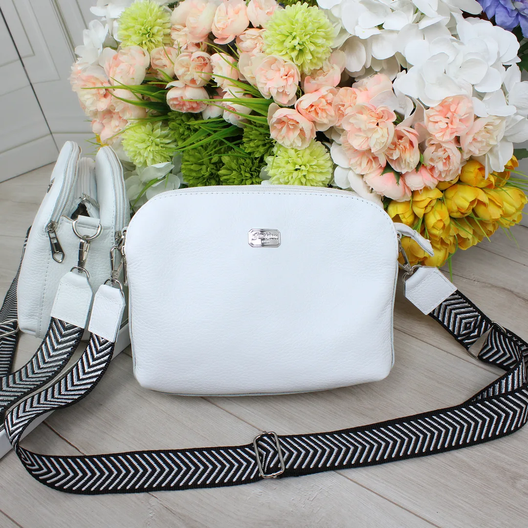 Біла жіноча сумка через плече в стилі мінімалізм для світлих образів