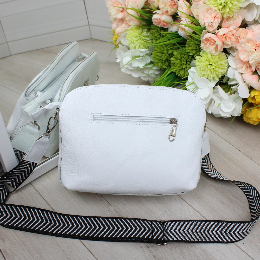 Біла жіноча сумка через плече в стилі мінімалізм для світлих образів