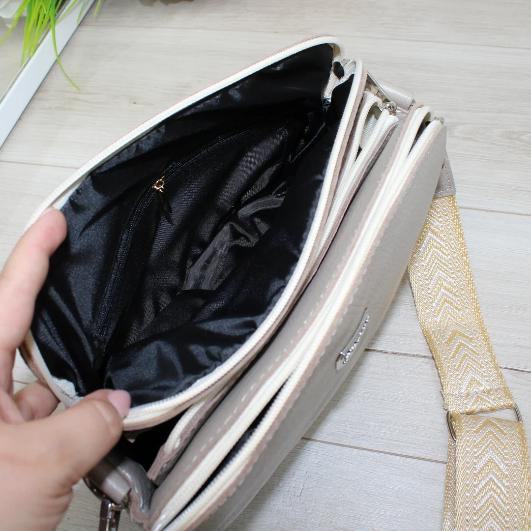 Біла жіноча сумка через плече в стилі мінімалізм для світлих образів