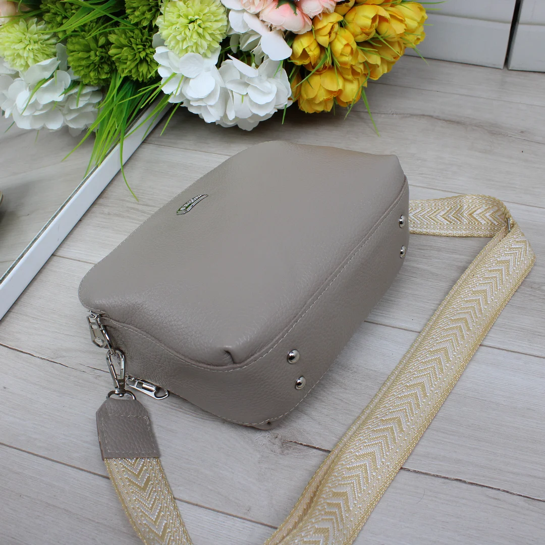 Сумка жіноча через плече кольору капучіно для затишних образів