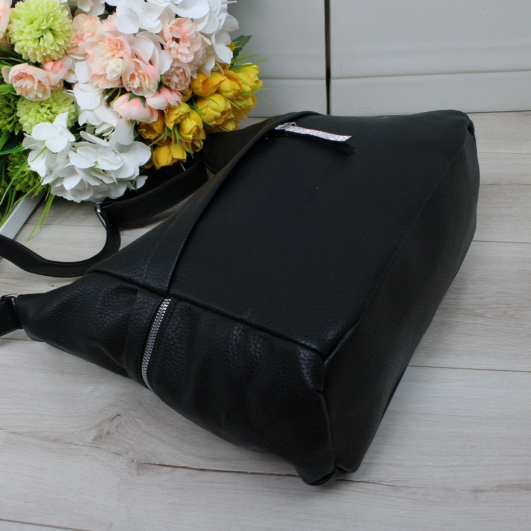 Жіноча сумка-мішок для роботи: містка чорна модель на плече для А4