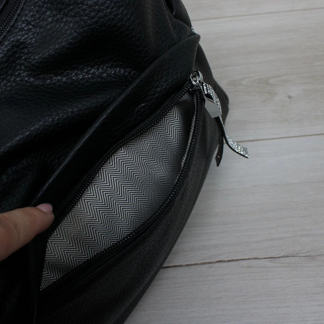 Жіноча сумка-мішок для роботи: містка чорна модель на плече для А4