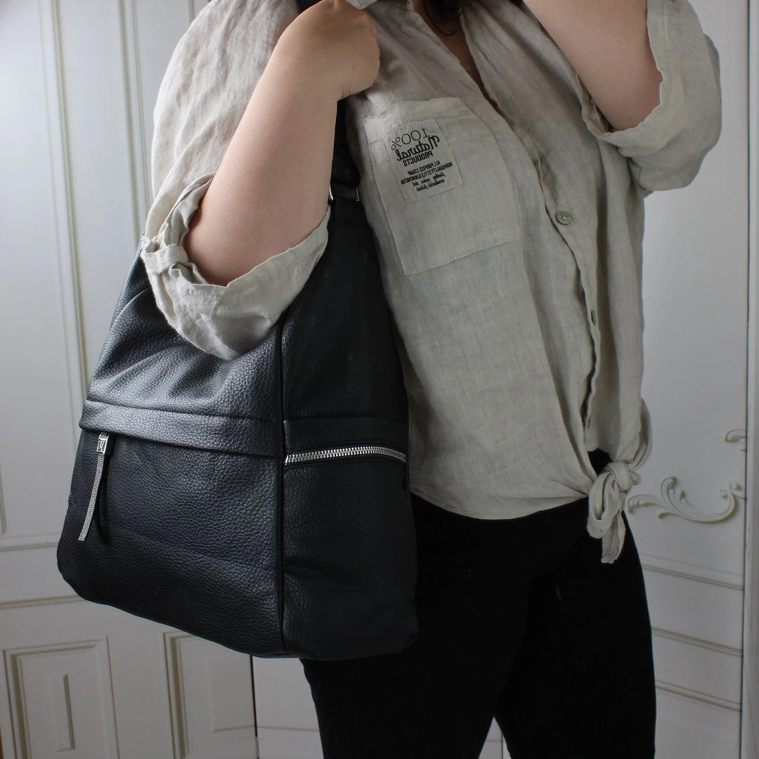 Жіноча сумка-мішок для роботи: містка чорна модель на плече для А4