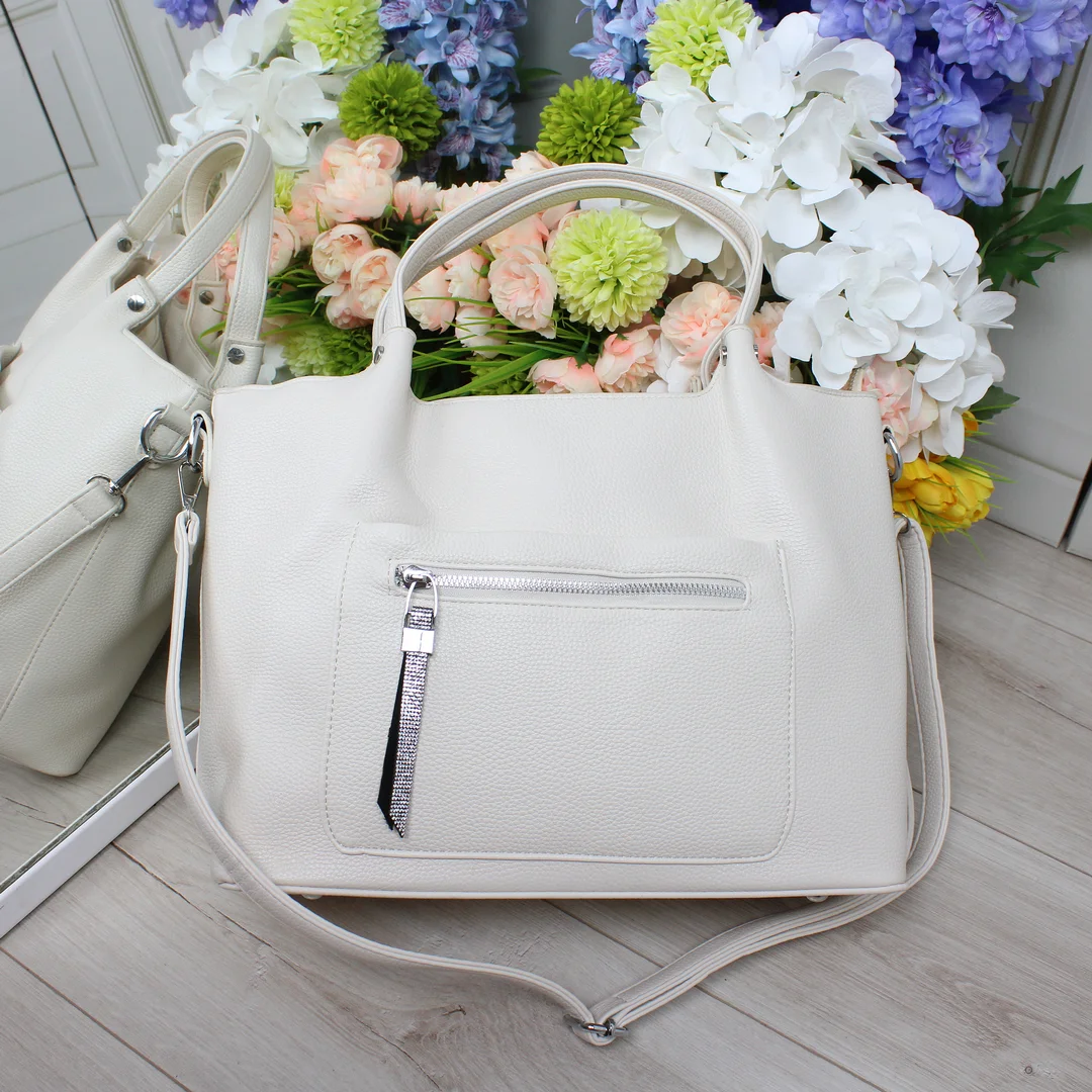 Молочна жіноча сумка для мами: практична класична модель з еко шкіри