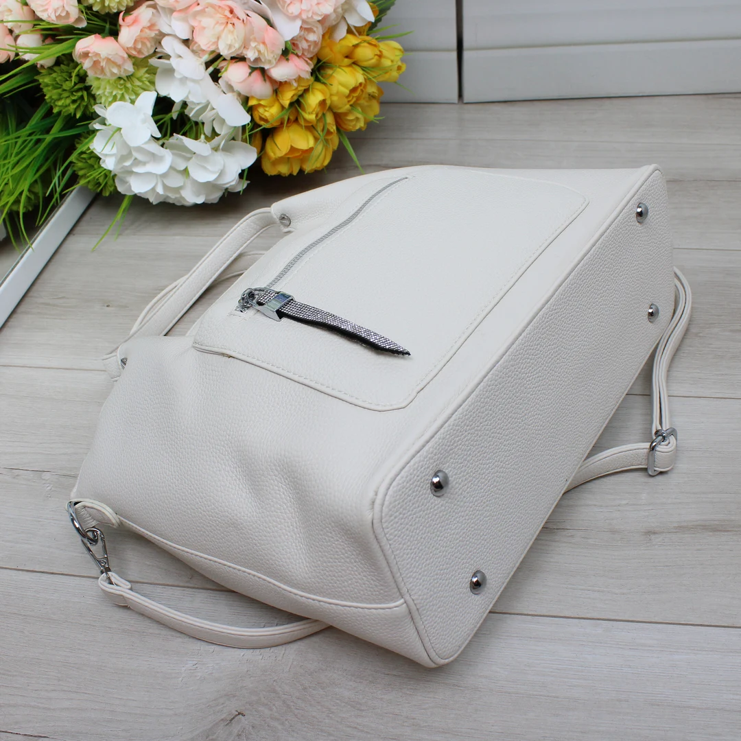 Молочна жіноча сумка для мами: практична класична модель з еко шкіри