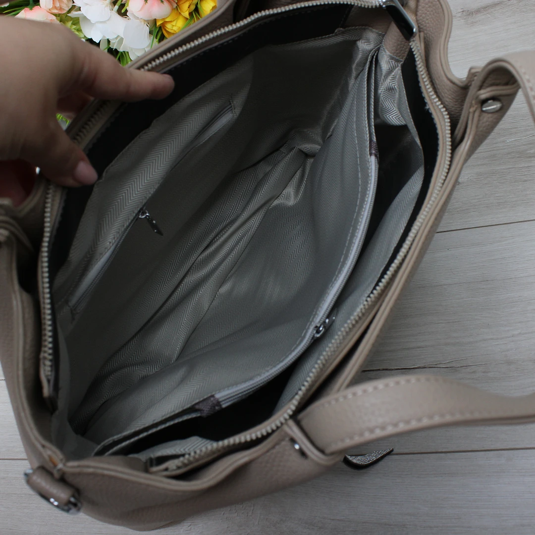 Молочна жіноча сумка для мами: практична класична модель з еко шкіри