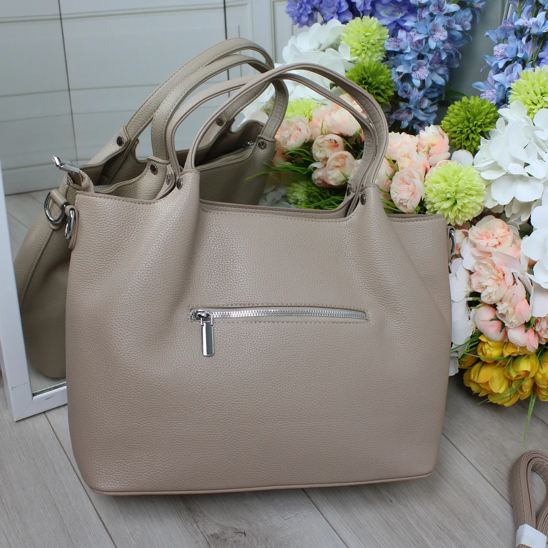 Беж жіноча сумка-класика: універсальна модель з еко шкіри для мінімалізму
