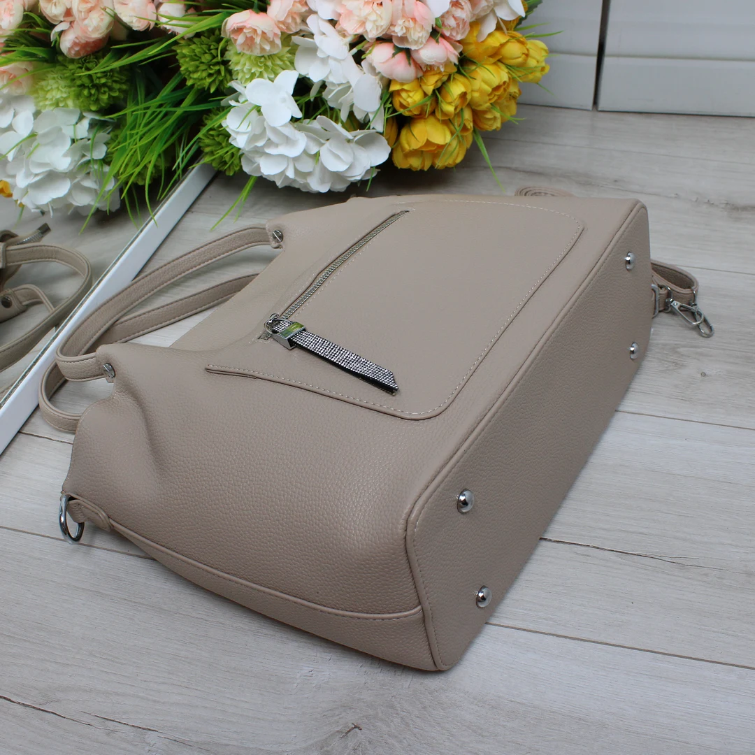 Беж жіноча сумка-класика: універсальна модель з еко шкіри для мінімалізму