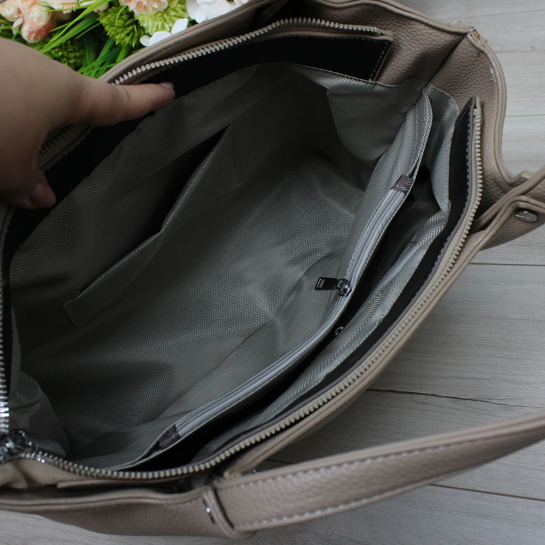 Беж жіноча сумка-класика: універсальна модель з еко шкіри для мінімалізму